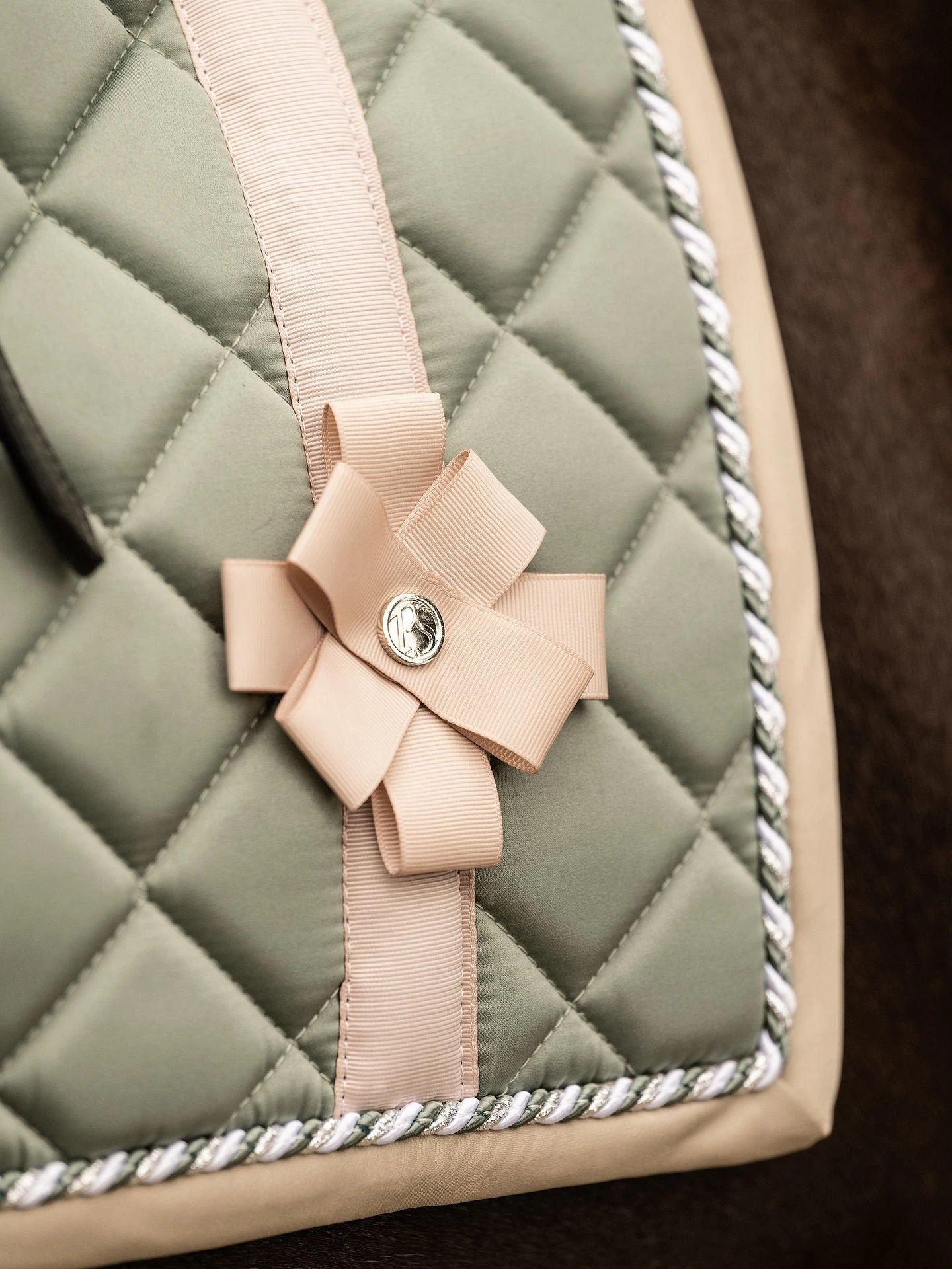 PS Of Sweden Bow Dressage Saddle Pad Thyme 5 PS Of Sweden Bow Dressage Saddle Pad Thyme - Image 3