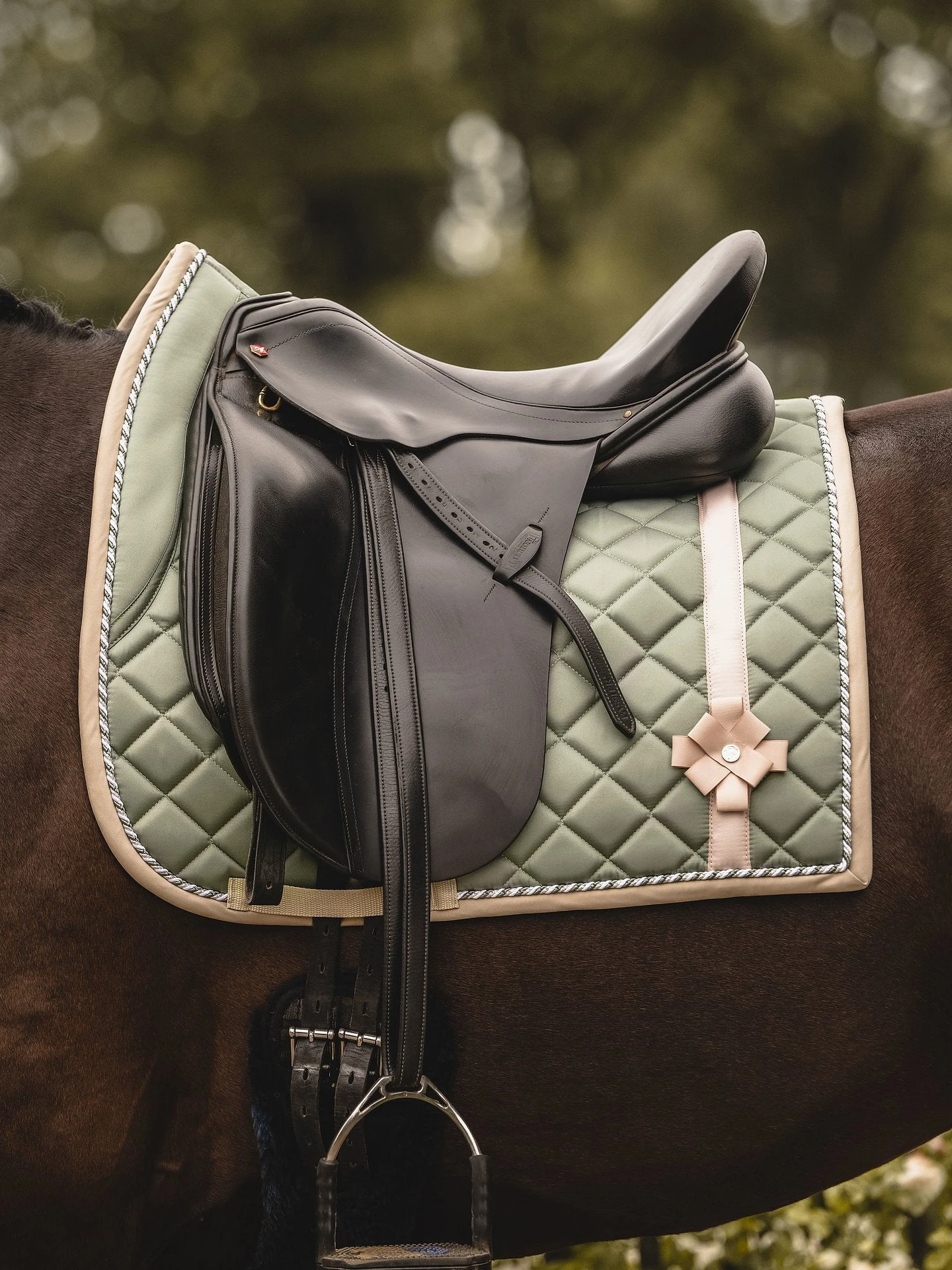 PS Of Sweden Bow Dressage Saddle Pad Thyme 4 PS Of Sweden Bow Dressage Saddle Pad Thyme - Image 2